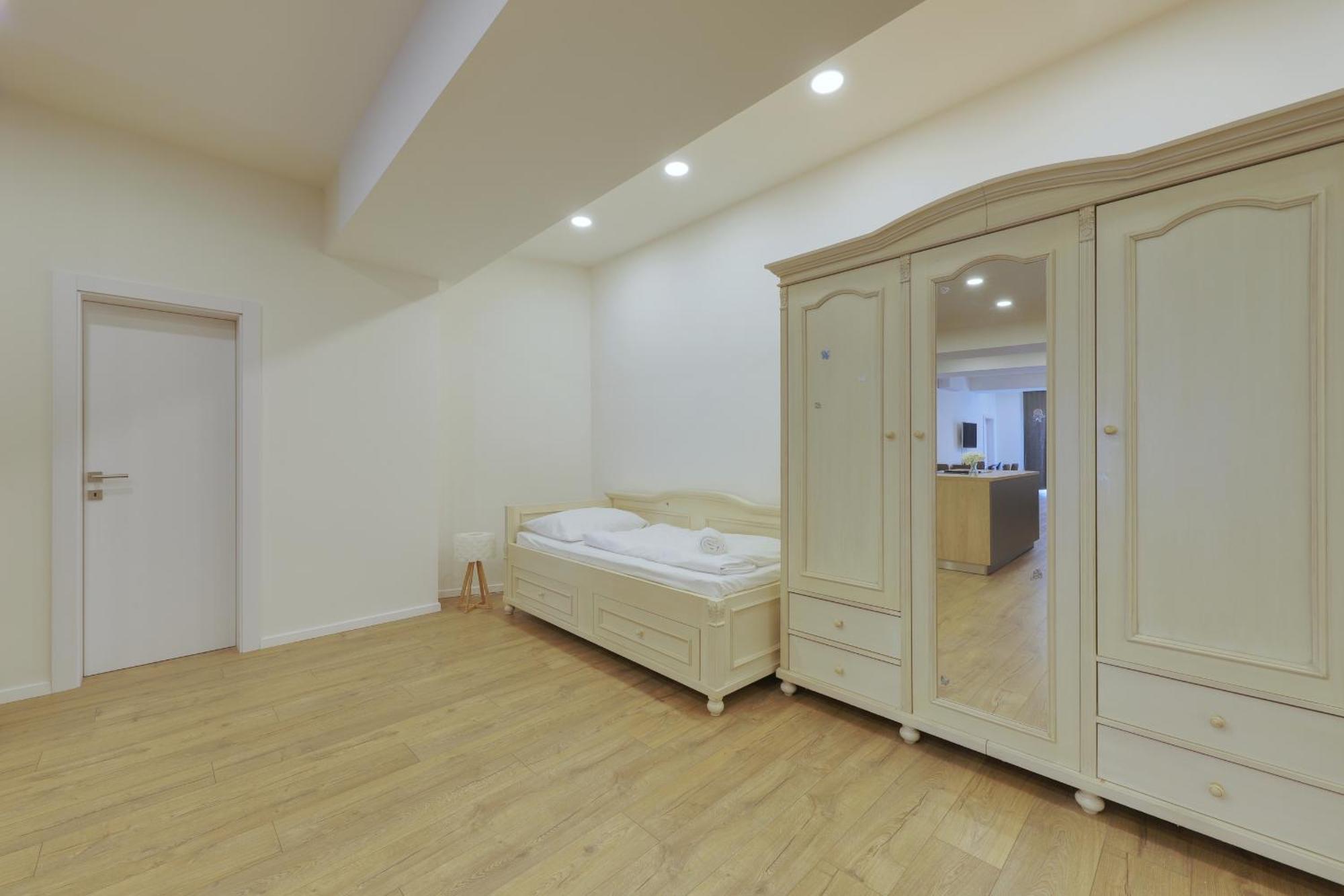 Shone Apartment Old Town 2 Bedroom Bratislava Exterior foto